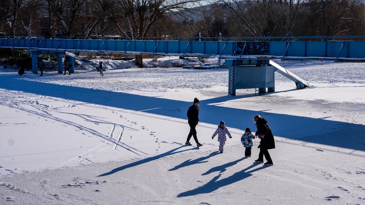 FOTO: Berounka po letech zamrzla, je z ní hřiště na hokej i dálnice pro běžkaře