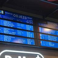 Vlaky nabraly zpoždění kvůli sněhu a ledovce. Takhle to v úterý ráno vypadalo na pražském hlavním nádraží  