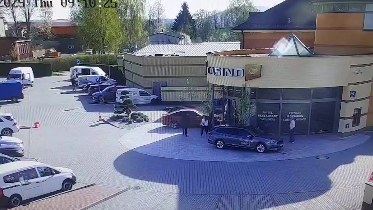 Zdrogovaný mladík najížděl autem do vchodu kasina v Rozvadově. Soud mu dal pokutu a vyhostil ho