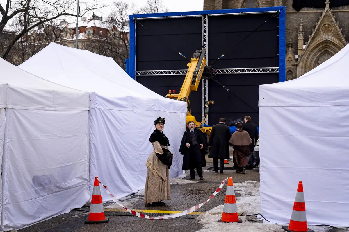 Natáčení filmu na Náměstí Míru a v kostele sv. Ludmily na snímku z 14. ledna 2026.