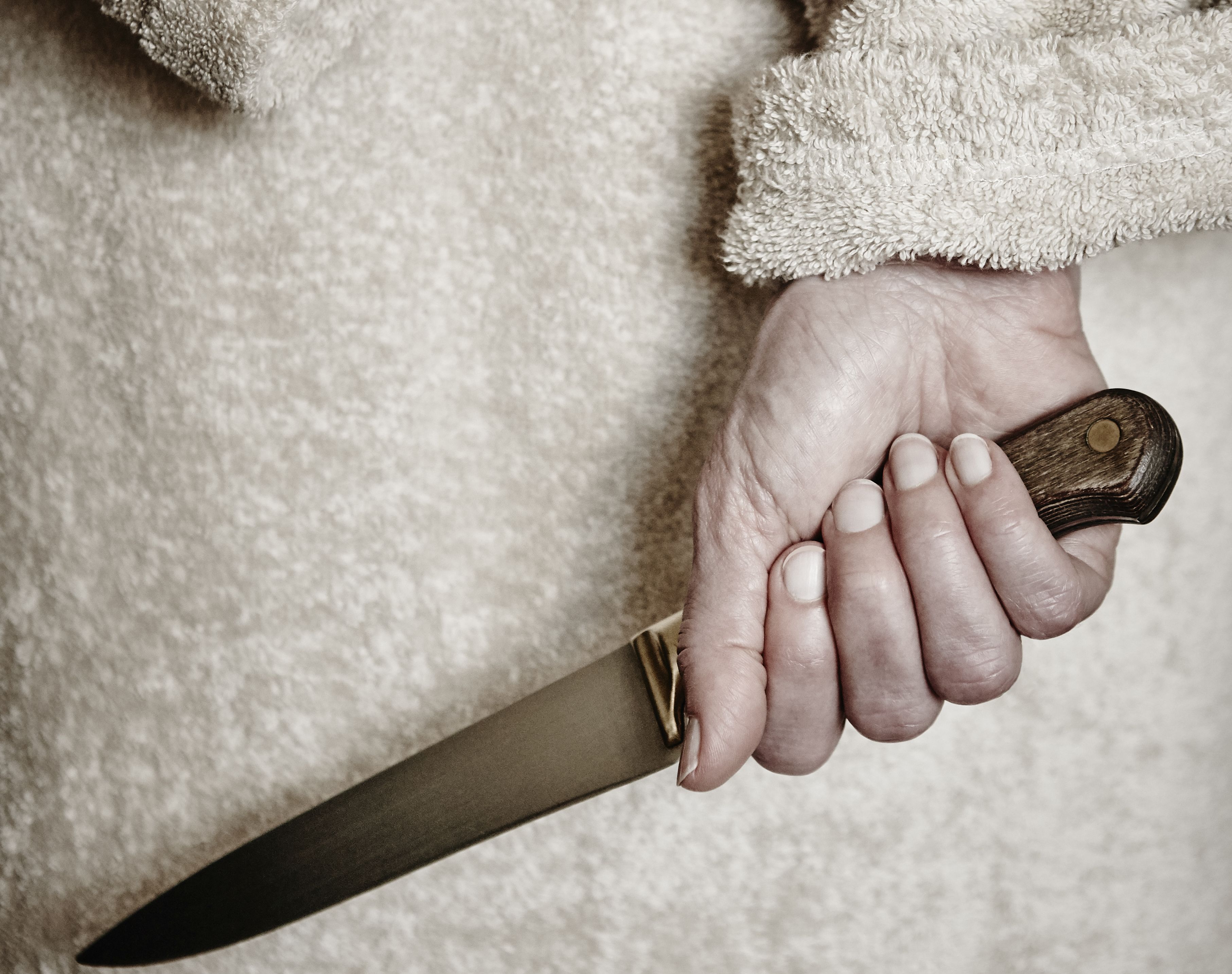 Dobře mu tak, komentovala dívka podříznutí matčina expartnera. Soud ji poslal na 12 let do vězení