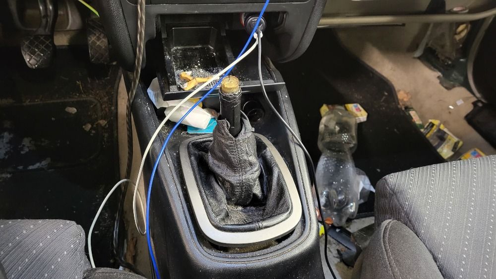 Pahýl místo řadicí páky, utržený výfuk, bez zrcátka. Vrak s platnou STK v Jindřichově Hradci měl 21 závad