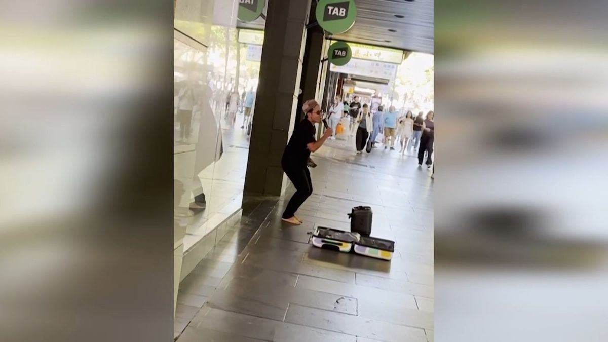 Nejhorší zpěvák na světě týral lidi na ulici v Austrálii