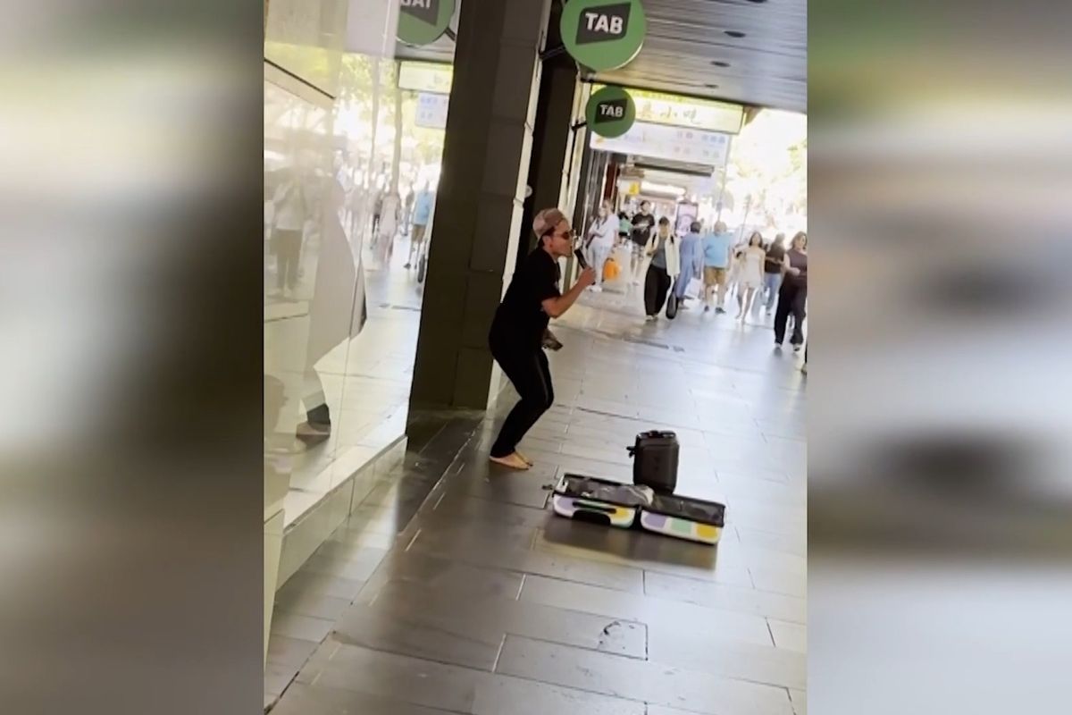 Nejhorší zpěvák na světě týral lidi na ulici v Austrálii