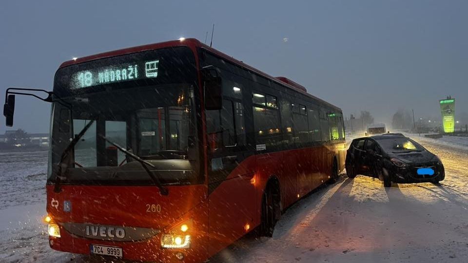 Řidič autobusu v Budějovicích předvedl záchranný manévr na sněhu. Po nehodě volal rodičům plačících dětí