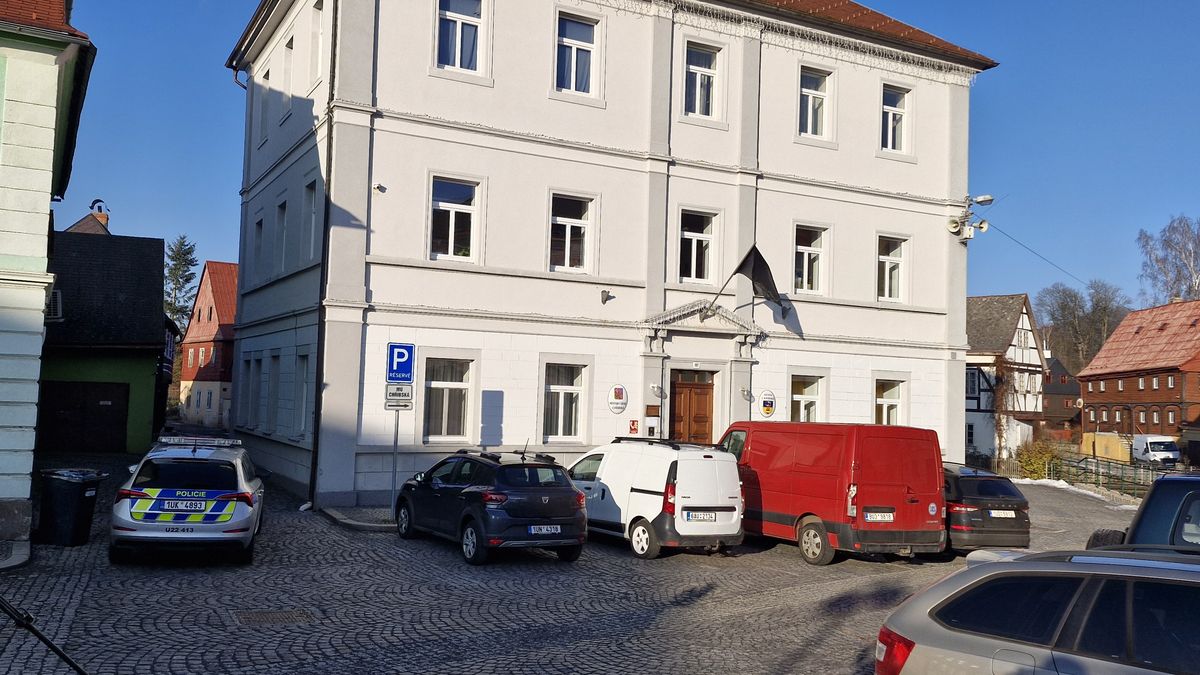 Střelec po sobě nechal na úřadu v Chřibské spoušť