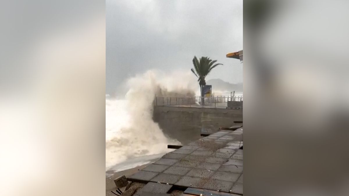 Bouře Harry drtí Středomoří: Desetimetrové vlny i nejhorší deště za 76 let