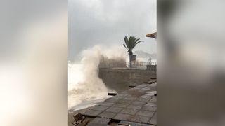 Bouře Harry drtí Středomoří: Desetimetrové vlny i nejhorší deště za 76 let