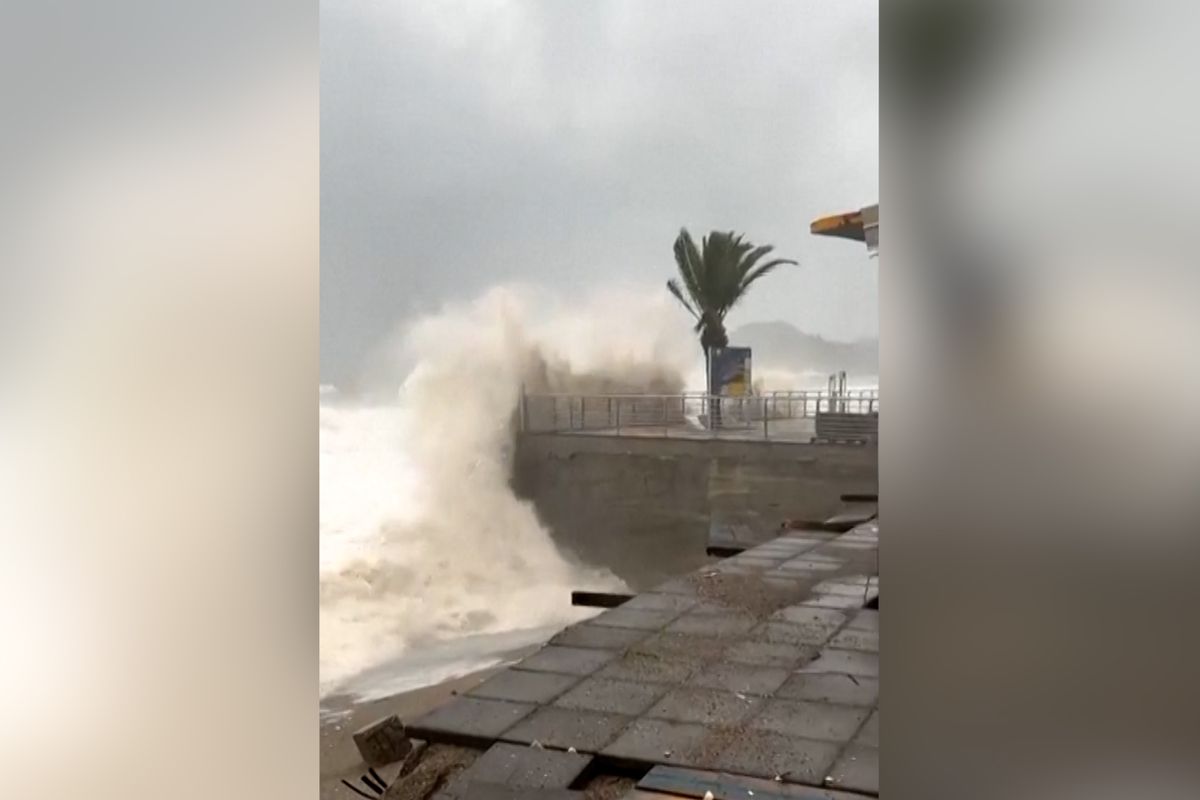 Bouře Harry drtí Středomoří: Desetimetrové vlny i nejhorší deště za 76 let