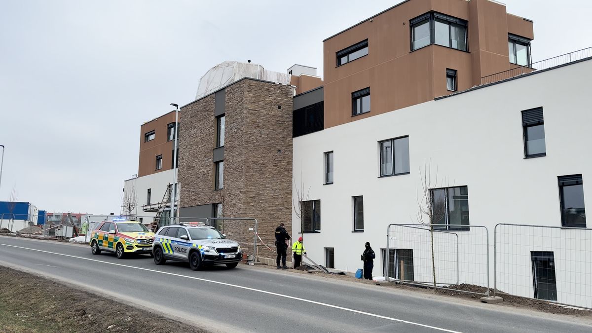 Muž v Praze zemřel po pádu z lešení