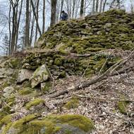 Popraviště u Strážku na Žďársku je zapuštěné do svahu kopce.