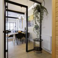 Díky skleněné příčce prostupuje do středové místnosti spousta denního světla.