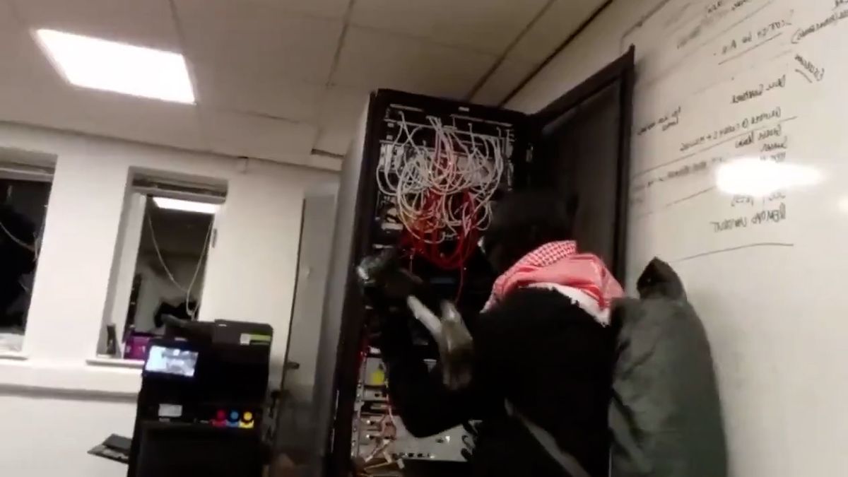 Propalestinští aktivisté ve Skotsku demolovali továrnu na součástky pro F-35