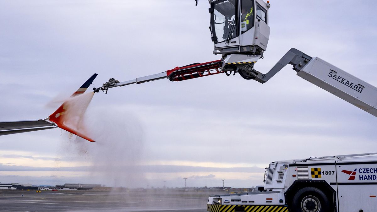Podívaná z letiště. Odmrazování letadel v Praze vypadá jako obří sprcha