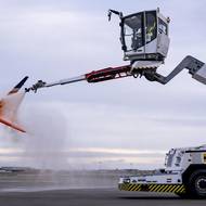 První fáze odmrazení: Postřik má 60 stupňů a zbaví stroj aktuální námrazy. Účinkuje ale jen pár minut. 