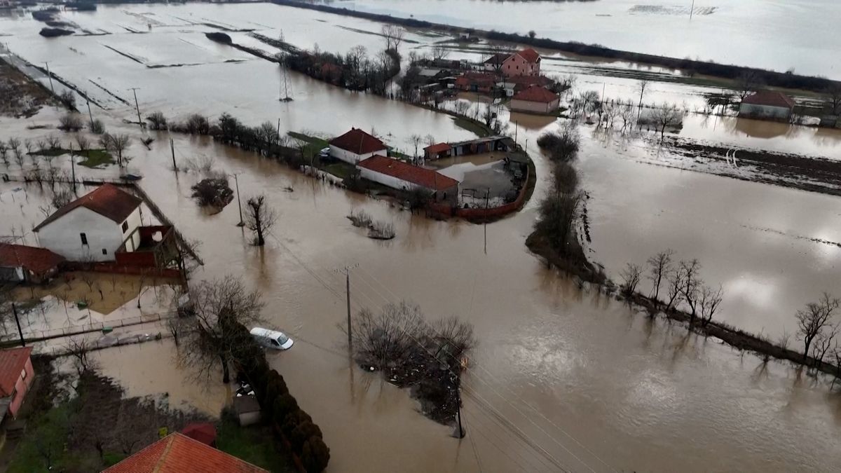 Balkán zasáhly rozsáhlé povodně i sněhová kalamita