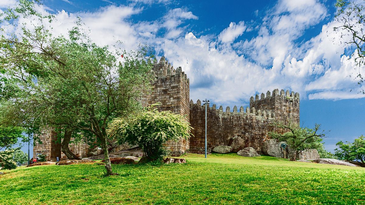 Levné pivo, žádné davy a historický půvab. Portugalské Guimarães se hlásí o pozornost