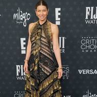 Herečka Jessica Bielová ohromila na Critics Choice Awards 2026 v sexy černo-zlatých šatech od Lanvin.