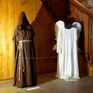 Výstava ukázala originální kostýmy anděla ztvárněného Ivanem Trojanem.