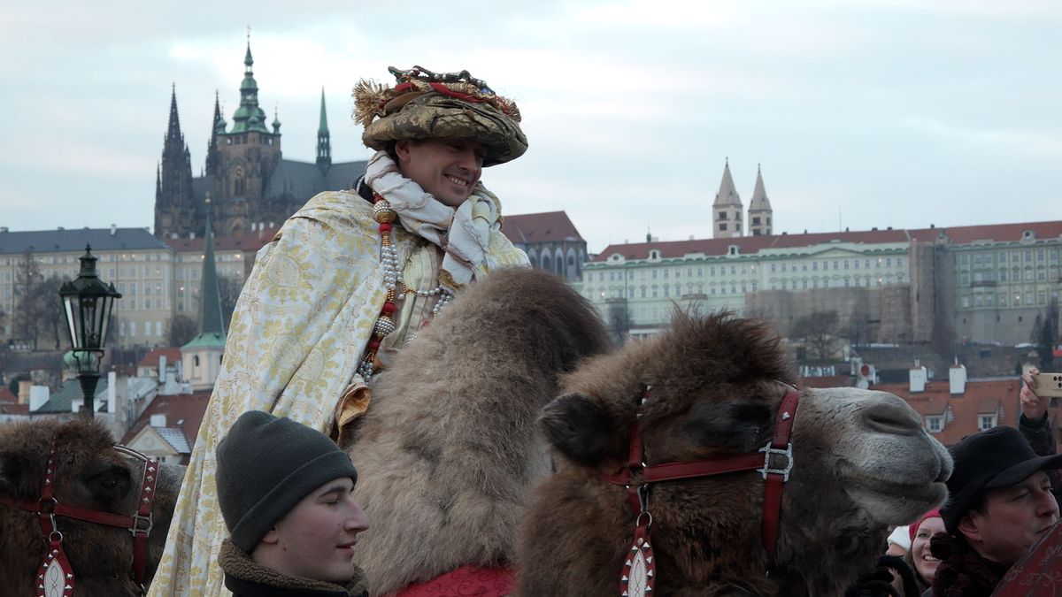 Tři mudrci na velbloudech prošli centrem Prahy, připomněli tříkrálovou sbírku charity