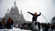 Sníh v Paříži proměnil Montmartre ve sjezdovku