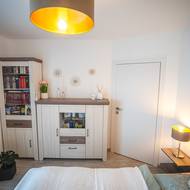 Dům si majitelé kvůli financím zmenšili asi o 10 cm na každé straně, čímž ušetřili na střeše, základové desce i pokládce.