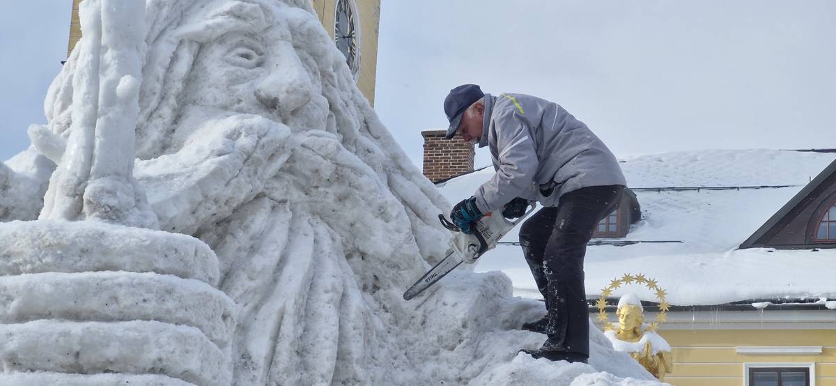 Výtvarník Josef Dufek staví Krakonoše v Jilemnici přes dvacet let.