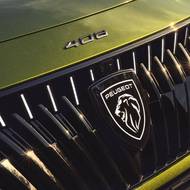 Novinkou je svítící logo.