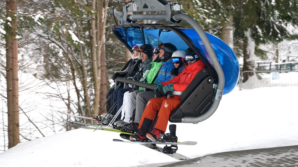 Víkend přinesl ideální podmínky na lyžování i relativně krátké fronty. Denní skipas ve Špindlu vyšel i na 1990 korun