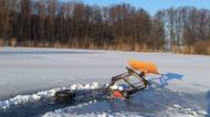 Pod traktorem se na rybníku na Rychnovsku propadl led. Zmizel pod hladinou