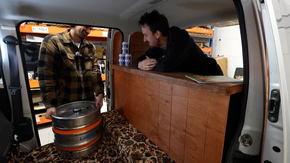 Dva přátelé vytvořili miniaturní hospůdku v dodávce