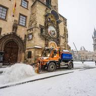 Odklízení čerstvého sněhu na Staroměstském náměstí. 