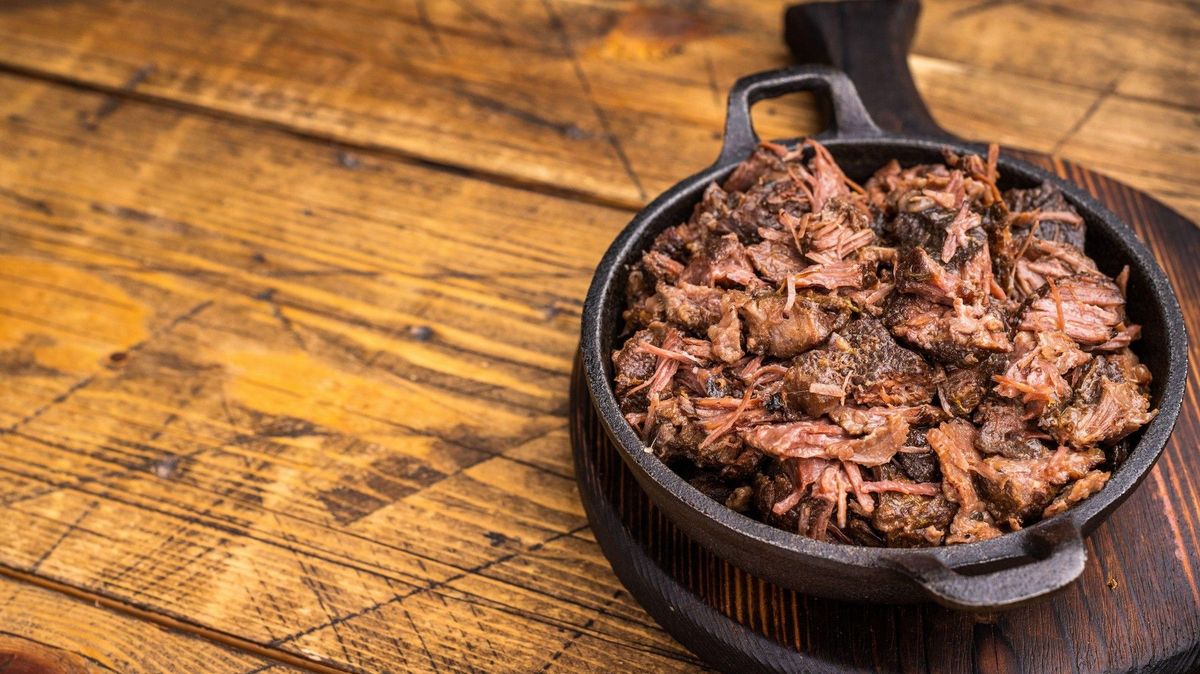 Recept na pomalu pečenou trhanou vepřovou plec