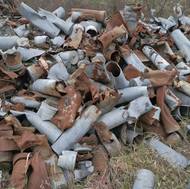 Hromady zničené munice vyvezené od vybuchlých muničních skladů