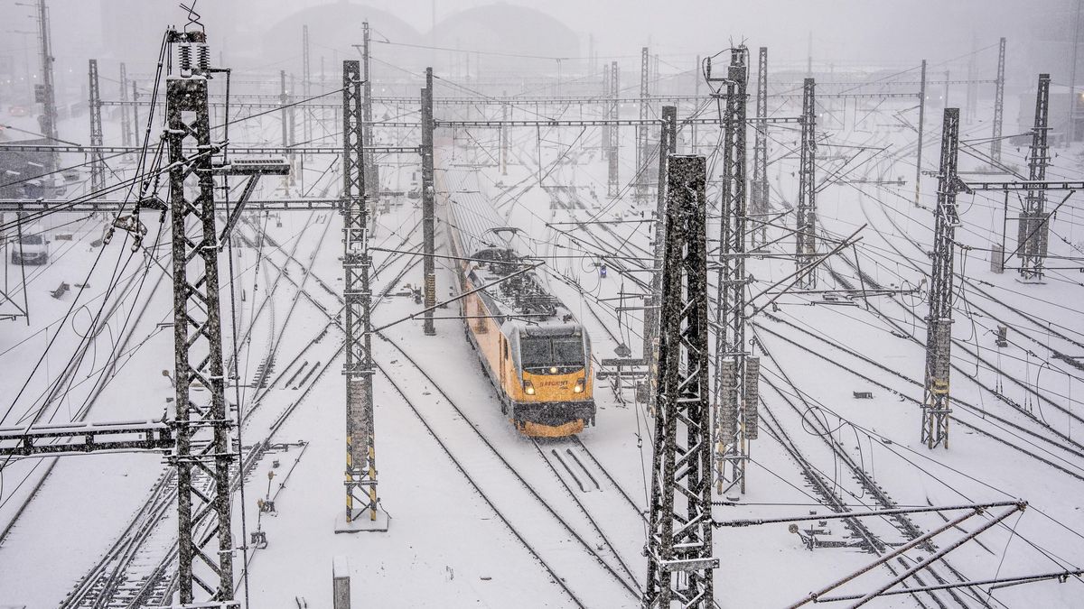 Sníh komplikoval dopravu na železnici, problémy měly i náhradní autobusy
