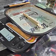 Gram marihuany v jointu ve specializovaném obchodě v Nerudově ulici, hmotnost navíc dává papírek a filtr.