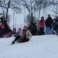 Sníh a teploty pod bodem mrazu vylákaly děti na boby do Riegrových sadů na pražských Vinohradech.