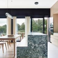 Kuchyňský ostrůvek je přirozeně spojený s lavicí patřící k jídelnímu stolu.