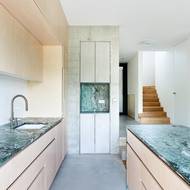 Architektka hezkým způsobem zopakovala kvarcitový obklad i v nice na straně kuchyně.