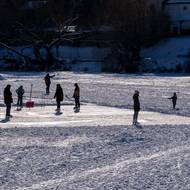 V létě se v Černošicích místní v Berounce koupali, teď bruslí, hrají hokej, běžkují či staví iglú.. 
