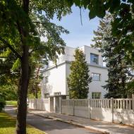 Při pohledu z ulice pěkně vyniknou funkcionalistické tvary vily. 