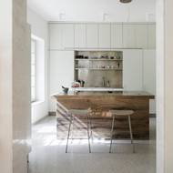 Kuchyně je zařízena nadčasově.