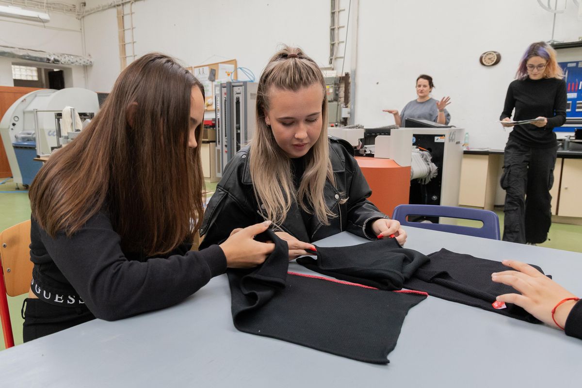 Středoškoláci upletli při praxi šály a nákrčníky. Jejich tvorba zamířila do běžného prodeje