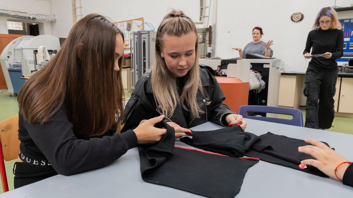 Středoškoláci upletli při praxi šály a nákrčníky. Jejich tvorba zamířila do běžného prodeje