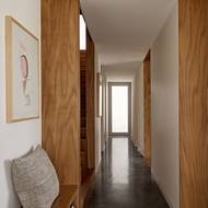 Botník je kombinován s lavicí, na kterou se můžete při obouvání posadit.