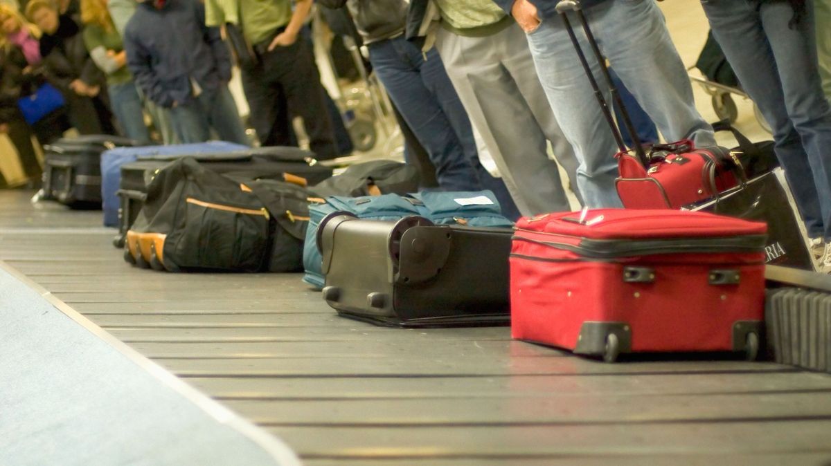 Obléhání pojízdného pásu na zavazadla jako jeden z nejhorších zlozvyků turistů