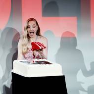 Na americké premiéře snímku se Seyfriedová ujala rozkrajování slavnostního dortu.