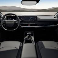 Interiéru dominují obrazovky.