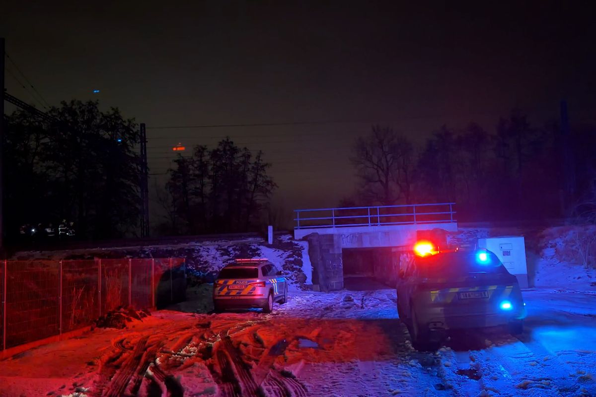 Vlak u Běchovic srazil muže, provoz na koridoru je zastaven