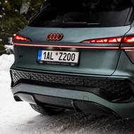 Novinkou je osvětlené logo na zádi.